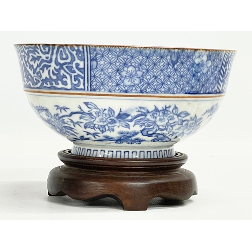 18 - An early 20th century Japanese blue and white porcelain bowl on stand. 15.5x8cm