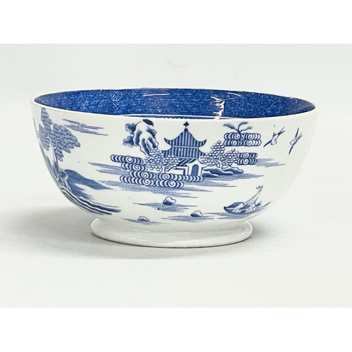 289 - A 19th century English porcelain Blue Willow bowl by Copeland. Circa 1851-1895. 16x7cm