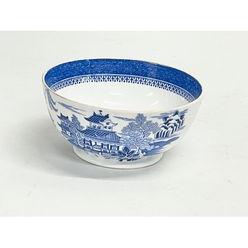 289 - A 19th century English porcelain Blue Willow bowl by Copeland. Circa 1851-1895. 16x7cm