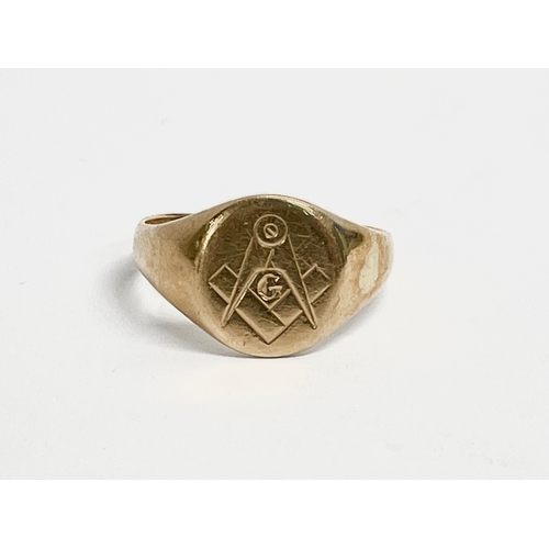 402 - A 9ct gold Masonic ring. 4.4 grams.