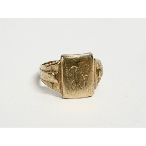 403 - A 9ct gold signature ring. 3.8 grams.