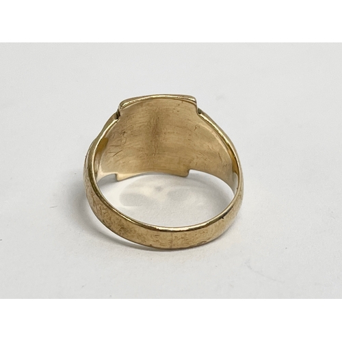 403 - A 9ct gold signature ring. 3.8 grams.