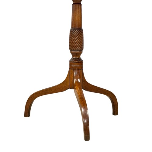 1009 - A George III mahogany pedestal table. Circa 1800. 59x72cm