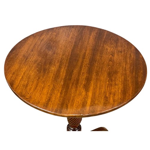 1009 - A George III mahogany pedestal table. Circa 1800. 59x72cm