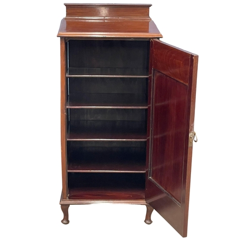 1059 - An Edwardian mahogany music cabinet with fitted shelves. 47x42x103cm (8)