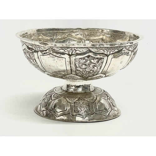 440 - A large late 19th century Indian silver centre piece bowl. 288 grams. 23x14cm