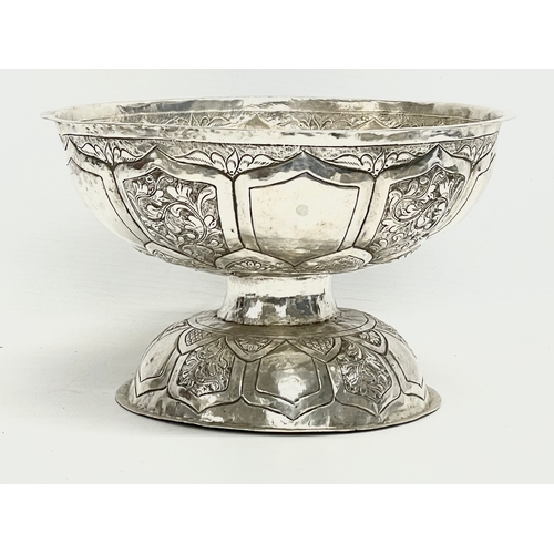 440 - A large late 19th century Indian silver centre piece bowl. 288 grams. 23x14cm