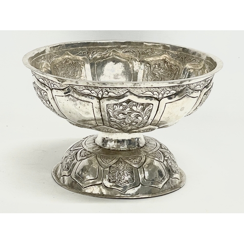 440 - A large late 19th century Indian silver centre piece bowl. 288 grams. 23x14cm