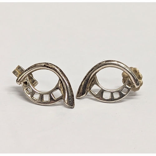 426 - A pair of silver earrings