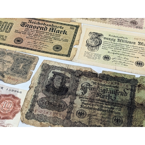 419 - A collection of vintage foreign bank notes.