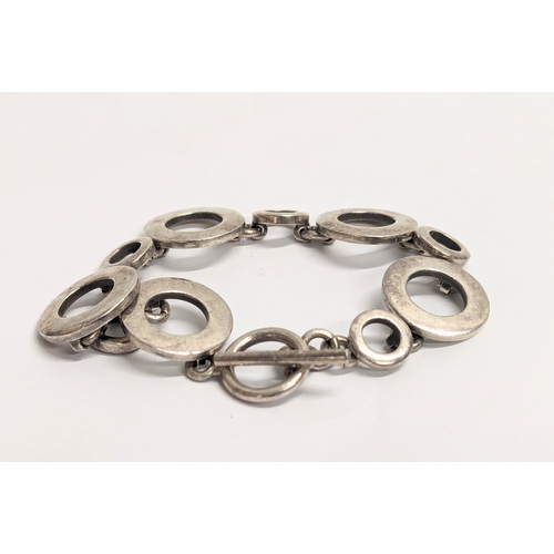 451 - A silver bracelet. Measures 17cm unclasped.