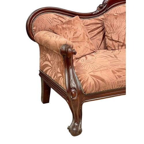 1062 - A large good quality Victorian style mahogany double end couch on cabriole legs. 226cm (4)