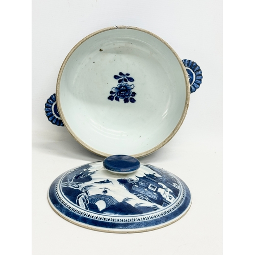 25 - An 18th century Chinese, Emperor Qianlong blue and white tureen and cover. Qing Dynasty. Circa 1735-... 