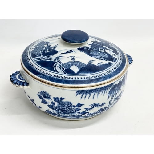 25 - An 18th century Chinese, Emperor Qianlong blue and white tureen and cover. Qing Dynasty. Circa 1735-... 