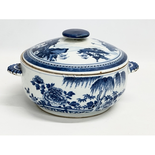 25 - An 18th century Chinese, Emperor Qianlong blue and white tureen and cover. Qing Dynasty. Circa 1735-... 