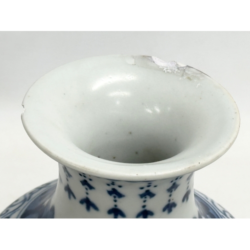 33 - A Chinese Qing Dynasty, Kangxi mark blue and white vase. Late 19th/early 20th century. 6 character t... 