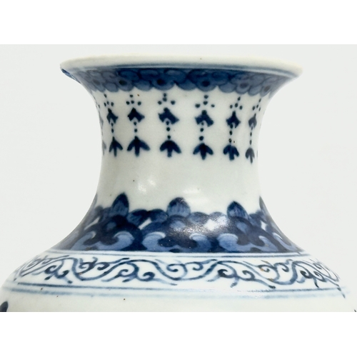 33 - A Chinese Qing Dynasty, Kangxi mark blue and white vase. Late 19th/early 20th century. 6 character t... 