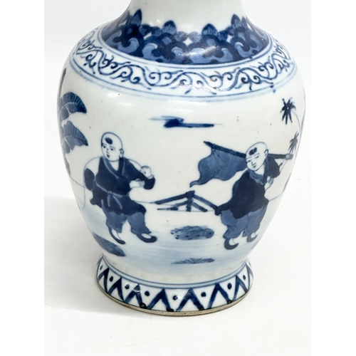 33 - A Chinese Qing Dynasty, Kangxi mark blue and white vase. Late 19th/early 20th century. 6 character t... 