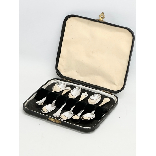 485 - A set of 6 silver tea spoons in case. Sheffield, 1944. 57 grams.