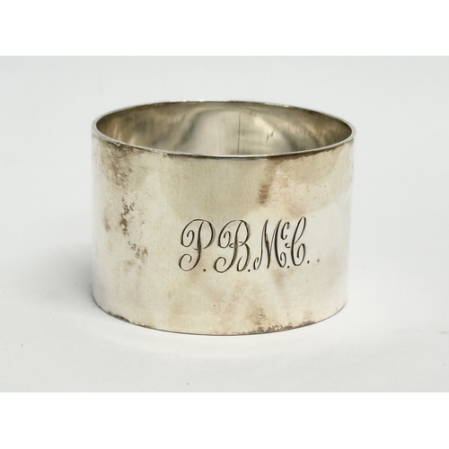 487 - An Irish silver napkin ring with box. Dublin, 1912. 39.2 grams. Stamped S.D. Neill.