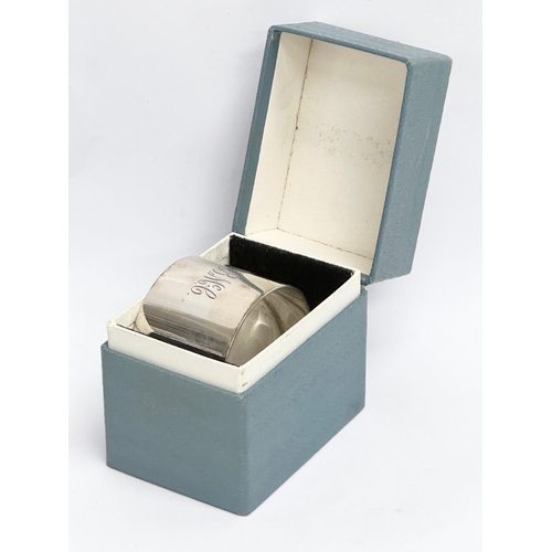 487 - An Irish silver napkin ring with box. Dublin, 1912. 39.2 grams. Stamped S.D. Neill.