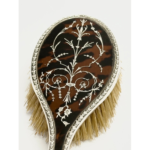 490 - A silver and faux tortoise shell hair brush. London, 1916. 25cm