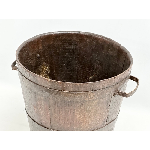 108 - A Victorian oak bucket. 36x30x30.5cm