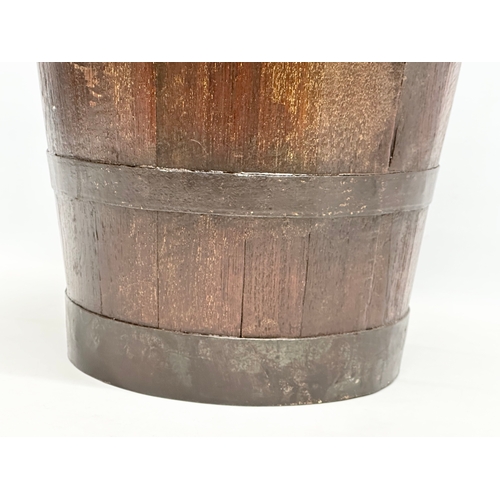 108 - A Victorian oak bucket. 36x30x30.5cm