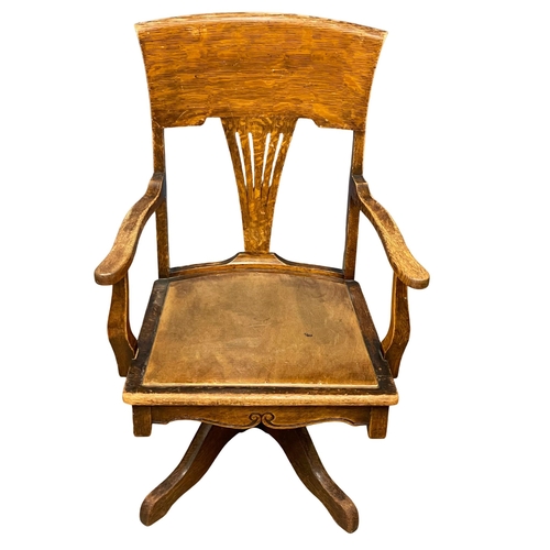 1161 - An early 20th century American oak swivel desk chair. Circa 1900-1910. (7)