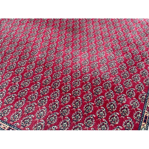 1162 - A large good quality vintage Middle Eastern rug. 270x367cm (4)