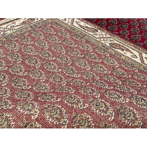 1162 - A large good quality vintage Middle Eastern rug. 270x367cm (4)