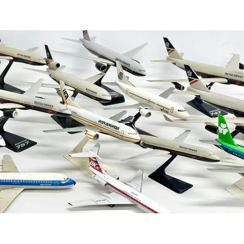 399 - A collection of model airplanes. British Airways, Aer Lingus, Alitalia,. 26x27cm