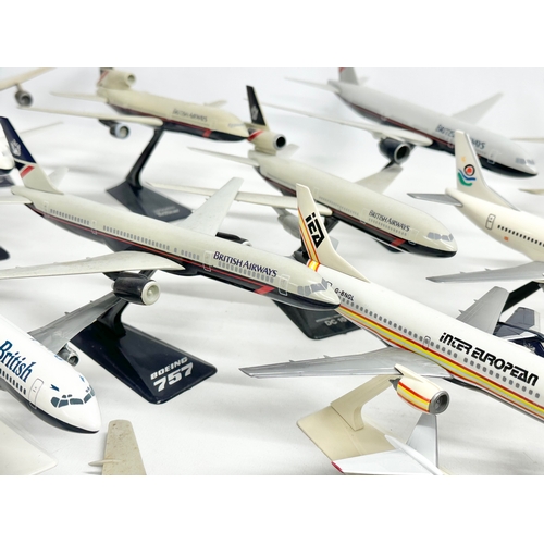 399 - A collection of model airplanes. British Airways, Aer Lingus, Alitalia,. 26x27cm