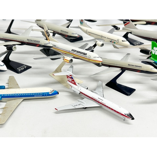 399 - A collection of model airplanes. British Airways, Aer Lingus, Alitalia,. 26x27cm