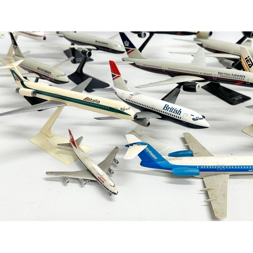 399 - A collection of model airplanes. British Airways, Aer Lingus, Alitalia,. 26x27cm