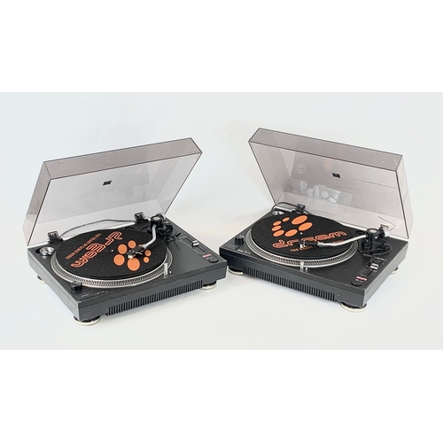 614 - A pair of vintage Kam DDX 580 turntable record players. 44.5 x 34.5 x 14.5cm