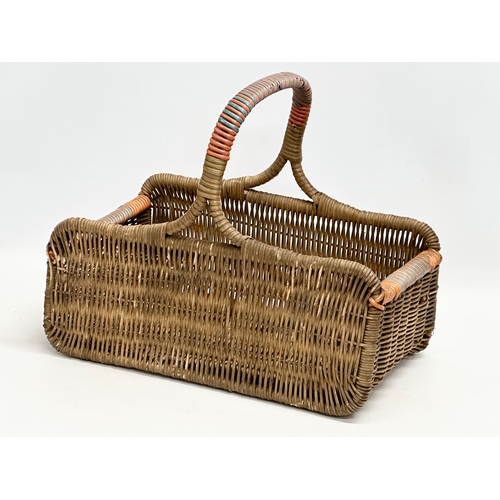 211Q - An early 20th century wicker basket. 23x36x30cm