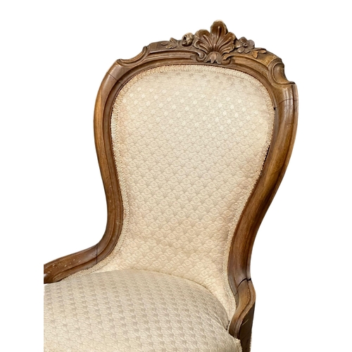 1008 - A late 19th century North European walnut spoon back chair on cabriole legs. Circa 1890. (7)