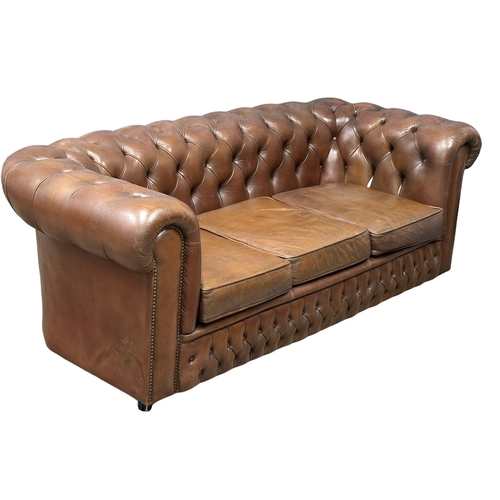 1065 - A vintage deep button leather 3 seater sofa. 191cm (4)