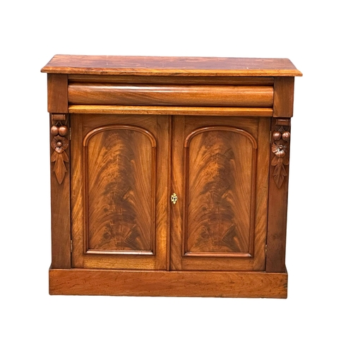 1067 - A Victorian mahogany side cabinet with drawer and 2 door cupboard. 103x40x97cm (5)