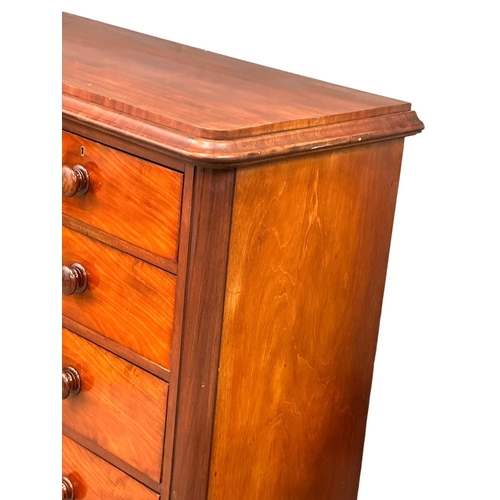 1077 - A large Victorian mahogany chest of drawers. 122x54x133cm (6)