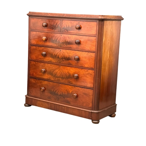 1077 - A large Victorian mahogany chest of drawers. 122x54x133cm (6)