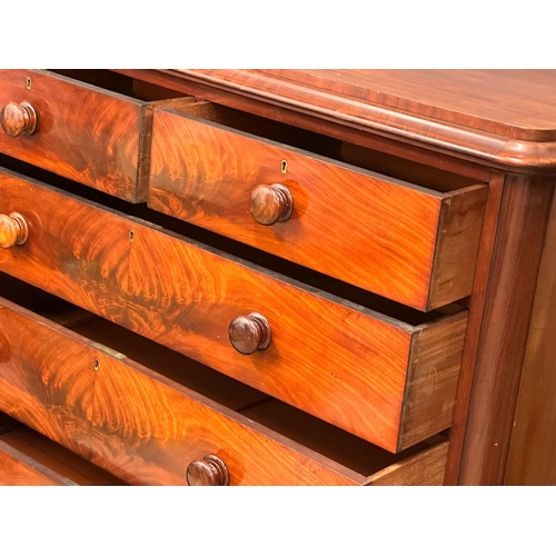 1077 - A large Victorian mahogany chest of drawers. 122x54x133cm (6)