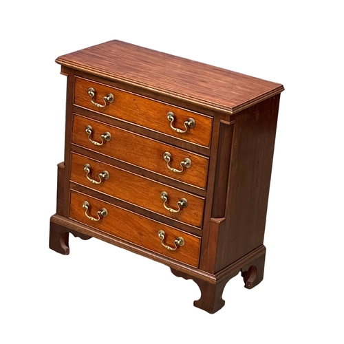 1083 - A vintage Georgian style mahogany chest of drawers. 58.5x27x59.5cm (4)