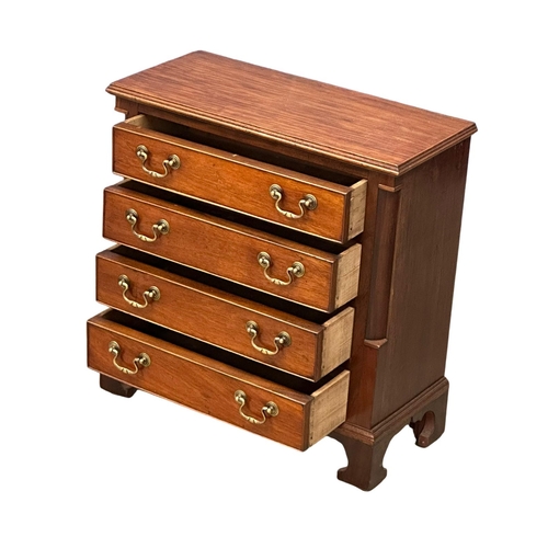 1083 - A vintage Georgian style mahogany chest of drawers. 58.5x27x59.5cm (4)