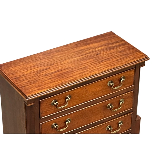 1083 - A vintage Georgian style mahogany chest of drawers. 58.5x27x59.5cm (4)