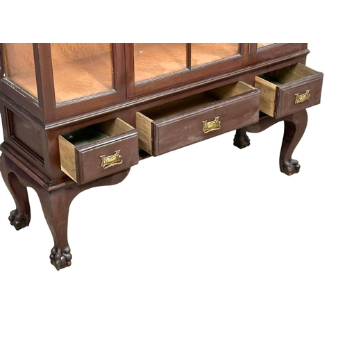 1084 - An early 20th century mahogany display cabinet with 3 drawers on Ball & Claw feet. Circa 1900-1920. ... 