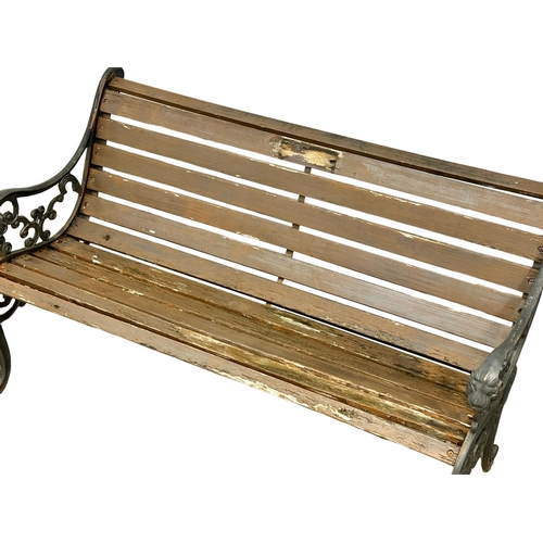 1087 - A vintage garden bench with cast iron ends. 126cm (7)