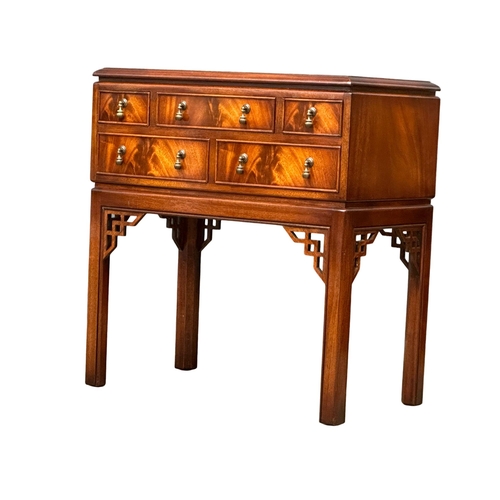 1091 - A Chinese Chippendale style inlaid mahogany chest of drawers. 70x40.5x75.5cm (10)