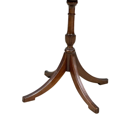 1121 - A Regency style mahogany pedestal wine table. 44.5x34.5x49cm (6)